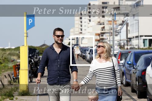 Noordwijk 24 juni 2020
Eva Jinek met partner Dexter v d Voorn en hun zoontje Pax  bij het strand van Noordwijk