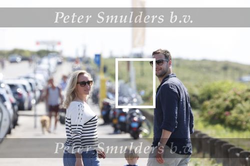 Noordwijk 24 juni 2020
Eva Jinek met partner Dexter v d Voorn en hun zoontje Pax  bij het strand van Noordwijk
