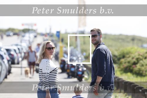 Noordwijk 24 juni 2020
Eva Jinek met partner Dexter v d Voorn en hun zoontje Pax  bij het strand van Noordwijk