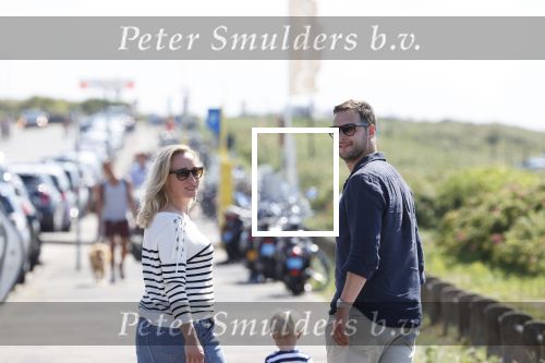 Noordwijk 24 juni 2020
Eva Jinek met partner Dexter v d Voorn en hun zoontje Pax  bij het strand van Noordwijk
