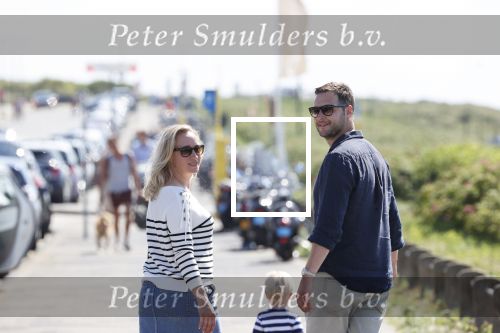 Noordwijk 24 juni 2020
Eva Jinek met partner Dexter v d Voorn en hun zoontje Pax  bij het strand van Noordwijk
