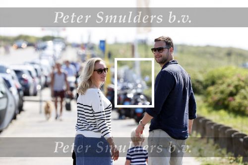 Noordwijk 24 juni 2020
Eva Jinek met partner Dexter v d Voorn en hun zoontje Pax  bij het strand van Noordwijk