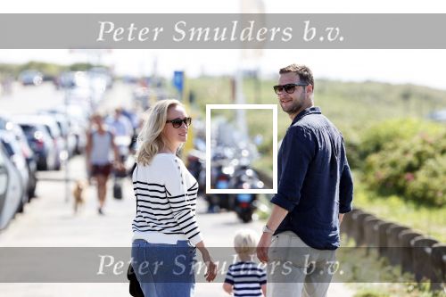 Noordwijk 24 juni 2020
Eva Jinek met partner Dexter v d Voorn en hun zoontje Pax  bij het strand van Noordwijk