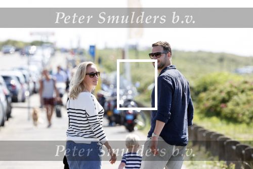 Noordwijk 24 juni 2020
Eva Jinek met partner Dexter v d Voorn en hun zoontje Pax  bij het strand van Noordwijk