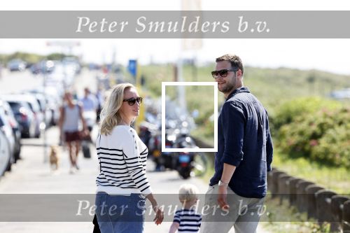 Noordwijk 24 juni 2020
Eva Jinek met partner Dexter v d Voorn en hun zoontje Pax  bij het strand van Noordwijk