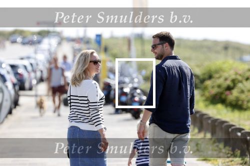 Noordwijk 24 juni 2020
Eva Jinek met partner Dexter v d Voorn en hun zoontje Pax  bij het strand van Noordwijk