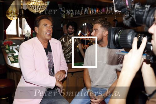 Amsterdam 14 juli 2020
Gerard Joling opent de gouden bitterbal (Cafe in Madame Tussaud)
Gerard met Rene Watzema