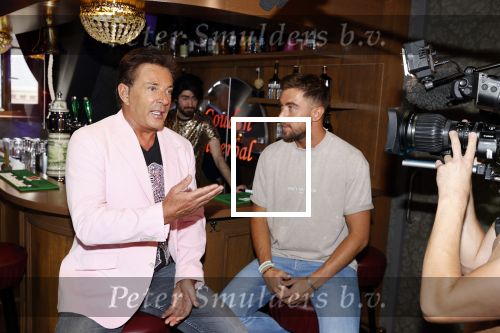 Amsterdam 14 juli 2020
Gerard Joling opent de gouden bitterbal (Cafe in Madame Tussaud)
Gerard met Rene Watzema