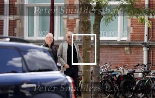 Amsterdam 28 juni 2020
Gordon komt met (een) vriend aan bij zijn zaken in Amsterdam.
