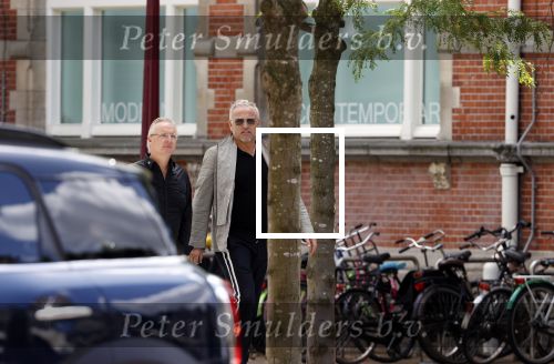 Amsterdam 28 juni 2020
Gordon komt met (een) vriend aan bij zijn zaken in Amsterdam.