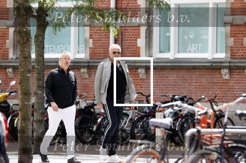 Amsterdam 28 juni 2020
Gordon komt met (een) vriend aan bij zijn zaken in Amsterdam.