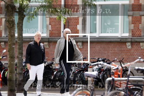 Amsterdam 28 juni 2020
Gordon komt met (een) vriend aan bij zijn zaken in Amsterdam.
