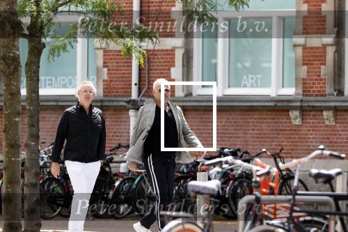 Amsterdam 28 juni 2020
Gordon komt met (een) vriend aan bij zijn zaken in Amsterdam.