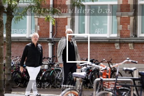 Amsterdam 28 juni 2020
Gordon komt met (een) vriend aan bij zijn zaken in Amsterdam.