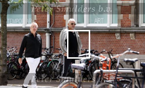Amsterdam 28 juni 2020
Gordon komt met (een) vriend aan bij zijn zaken in Amsterdam.