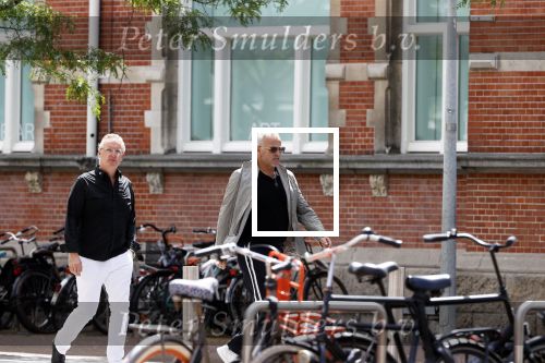 Amsterdam 28 juni 2020
Gordon komt met (een) vriend aan bij zijn zaken in Amsterdam.