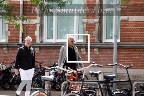 Amsterdam 28 juni 2020
Gordon komt met (een) vriend aan bij zijn zaken in Amsterdam.