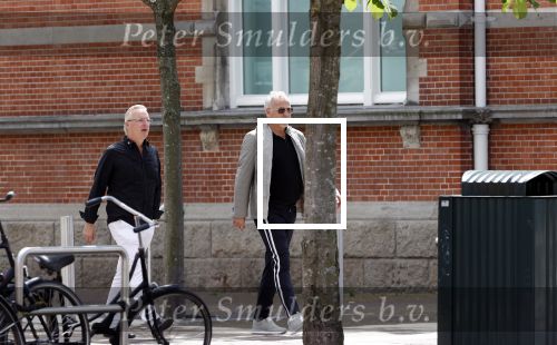 Amsterdam 28 juni 2020
Gordon komt met (een) vriend aan bij zijn zaken in Amsterdam.