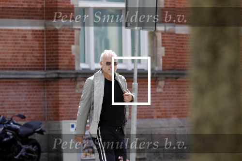 Amsterdam 28 juni 2020
Gordon komt met (een) vriend aan bij zijn zaken in Amsterdam.