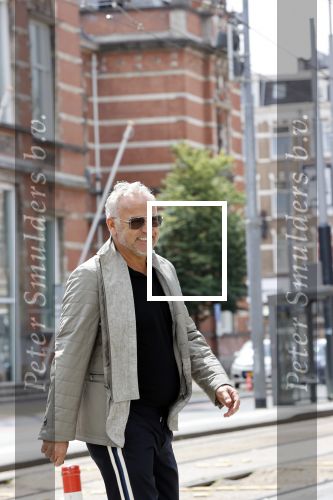 Amsterdam 28 juni 2020
Gordon komt met (een) vriend aan bij zijn zaken in Amsterdam.