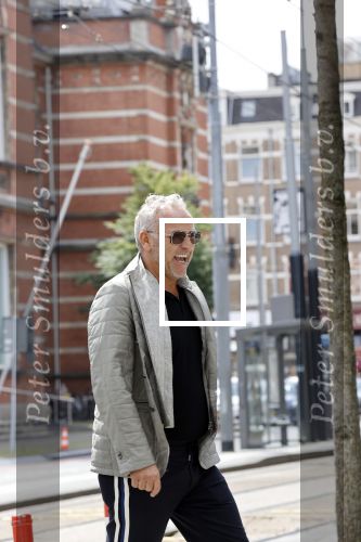 Amsterdam 28 juni 2020
Gordon komt met (een) vriend aan bij zijn zaken in Amsterdam.