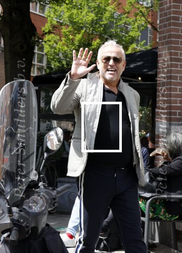 Amsterdam 28 juni 2020
Gordon komt met (een) vriend aan bij zijn zaken in Amsterdam.