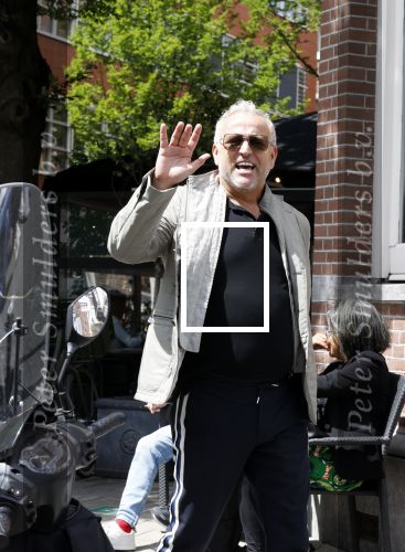 Amsterdam 28 juni 2020
Gordon komt met (een) vriend aan bij zijn zaken in Amsterdam.