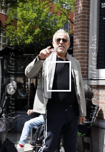 Amsterdam 28 juni 2020
Gordon komt met (een) vriend aan bij zijn zaken in Amsterdam.