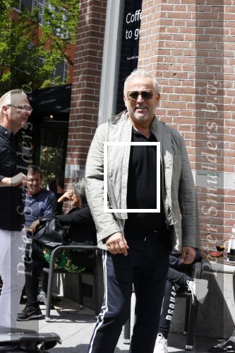 Amsterdam 28 juni 2020
Gordon komt met (een) vriend aan bij zijn zaken in Amsterdam.