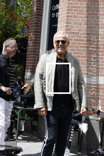 Amsterdam 28 juni 2020
Gordon komt met (een) vriend aan bij zijn zaken in Amsterdam.