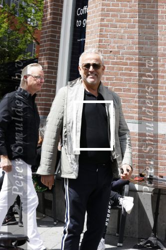 Amsterdam 28 juni 2020
Gordon komt met (een) vriend aan bij zijn zaken in Amsterdam.