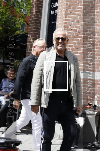 Amsterdam 28 juni 2020
Gordon komt met (een) vriend aan bij zijn zaken in Amsterdam.
