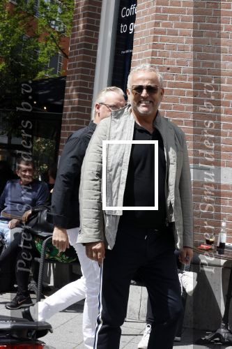 Amsterdam 28 juni 2020
Gordon komt met (een) vriend aan bij zijn zaken in Amsterdam.