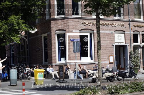 Amsterdam 20 juni 2020
Er zitten weer mensen op het terras bij de zaken van Gorodon, Blushing en the Burger Room