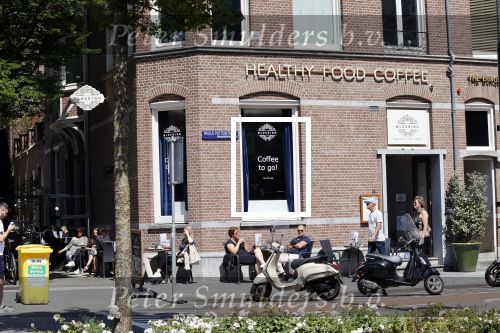 Amsterdam 20 juni 2020
Er zitten weer mensen op het terras bij de zaken van Gorodon, Blushing en the Burger Room
