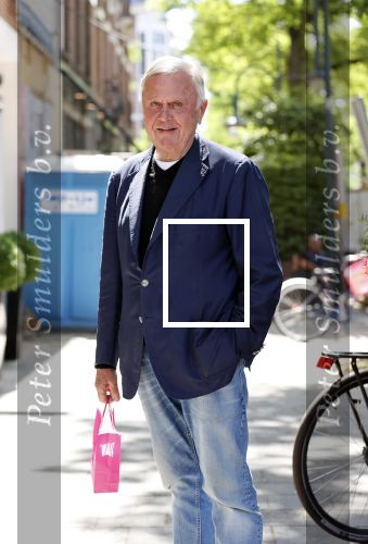 Amsterdam 22 juni 2020
Harry Mens aan het winkelen op de cornelis schuytstraat