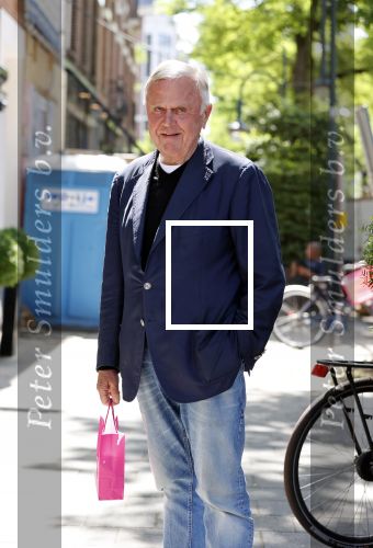 Amsterdam 22 juni 2020
Harry Mens aan het winkelen op de cornelis schuytstraat