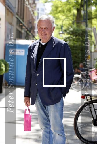 Amsterdam 22 juni 2020
Harry Mens aan het winkelen op de cornelis schuytstraat