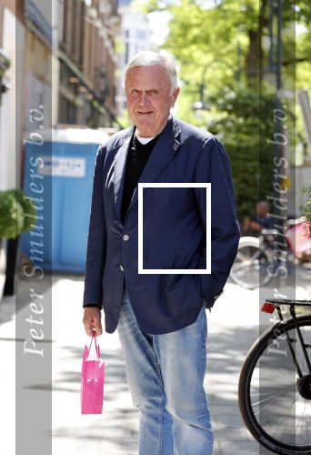Amsterdam 22 juni 2020
Harry Mens aan het winkelen op de cornelis schuytstraat