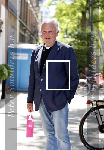 Amsterdam 22 juni 2020
Harry Mens aan het winkelen op de cornelis schuytstraat