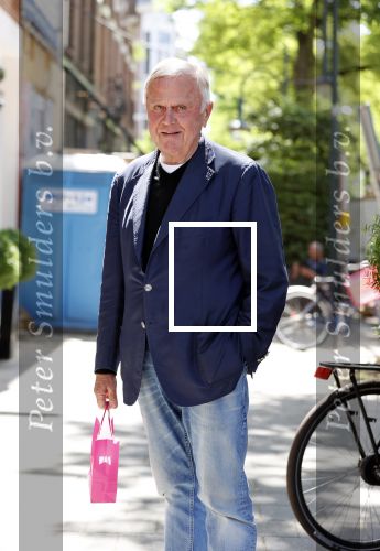 Amsterdam 22 juni 2020
Harry Mens aan het winkelen op de cornelis schuytstraat