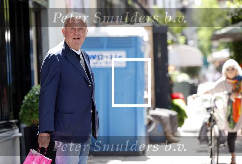 Amsterdam 22 juni 2020
Harry Mens aan het winkelen op de cornelis schuytstraat
