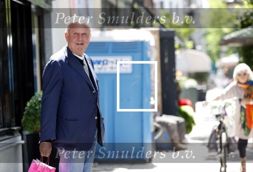 Amsterdam 22 juni 2020
Harry Mens aan het winkelen op de cornelis schuytstraat
