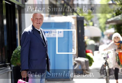 Amsterdam 22 juni 2020
Harry Mens aan het winkelen op de cornelis schuytstraat