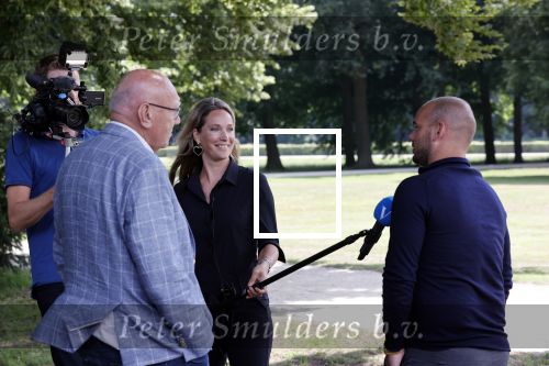 Doorn 27 juni 2020
Presentatie boek Wesley Sneijder . Het boek is geschreven door Kees Jansma en mark v Bommel ontving het eerste exemplaar. Helene Hendriks