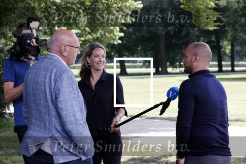 Doorn 27 juni 2020
Presentatie boek Wesley Sneijder . Het boek is geschreven door Kees Jansma en mark v Bommel ontving het eerste exemplaar. Helene Hendriks