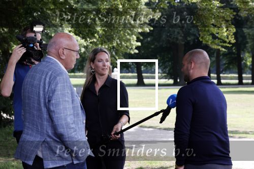 Doorn 27 juni 2020
Presentatie boek Wesley Sneijder . Het boek is geschreven door Kees Jansma en mark v Bommel ontving het eerste exemplaar. Helene Hendriks