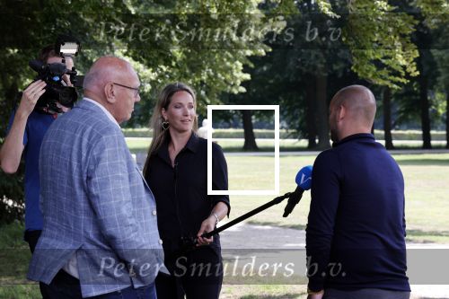 Doorn 27 juni 2020
Presentatie boek Wesley Sneijder . Het boek is geschreven door Kees Jansma en mark v Bommel ontving het eerste exemplaar. Helene Hendriks