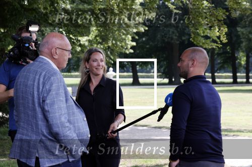 Doorn 27 juni 2020
Presentatie boek Wesley Sneijder . Het boek is geschreven door Kees Jansma en mark v Bommel ontving het eerste exemplaar. Helene Hendriks