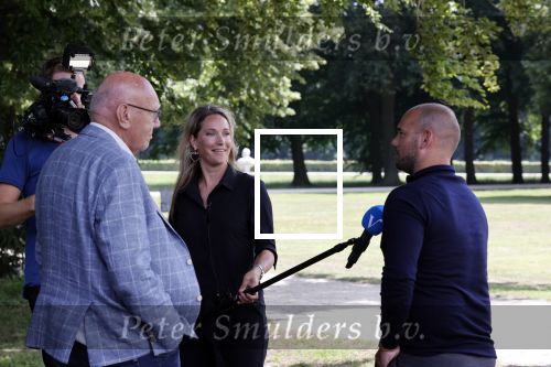 Doorn 27 juni 2020
Presentatie boek Wesley Sneijder . Het boek is geschreven door Kees Jansma en mark v Bommel ontving het eerste exemplaar. Helene Hendriks